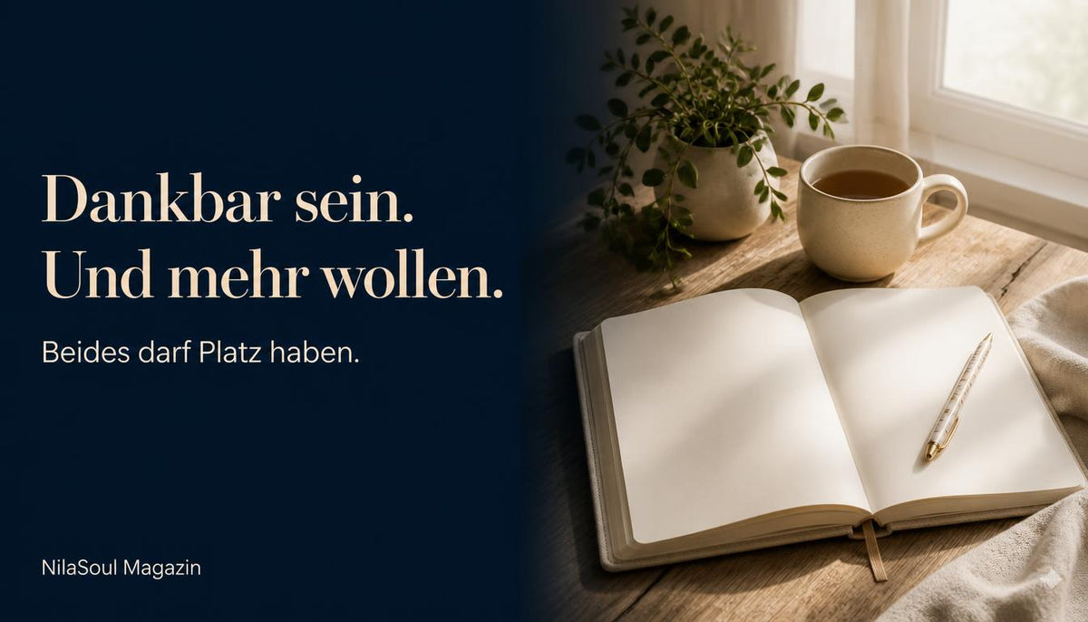 Offenes Journal, Tee und eine Pflanze im weichen Morgenlicht mit dem Titel ‚Dankbar sein. Und mehr wollen.‘.