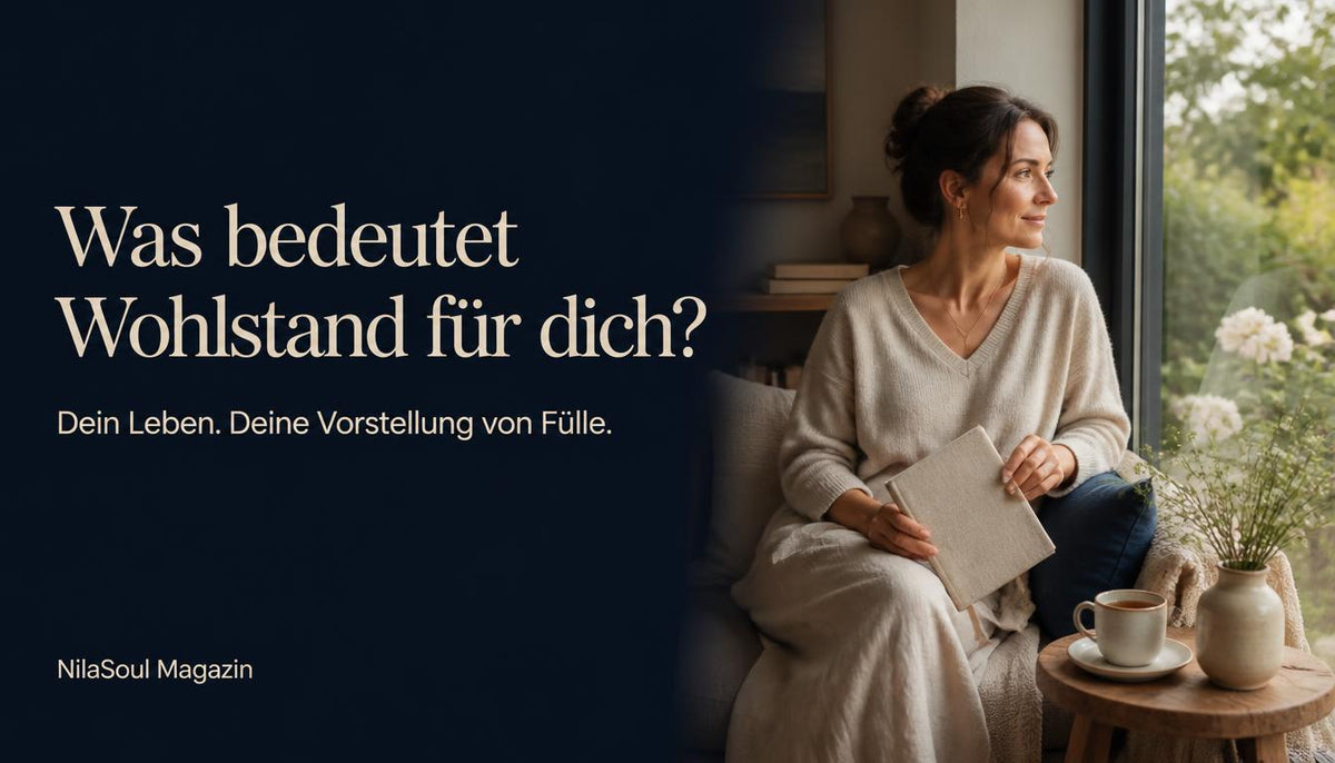 Frau mit Journal in einem gemütlichen Zuhause; daneben die Frage ‚Was bedeutet Wohlstand für dich?